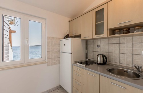 Milna Apartment | One bedroom apartment near beach Milna, Vis (A-8946-b)