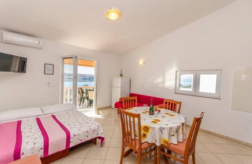 Rtina Apartment | One bedroom apartment with terrace and sea view Rtina - Miočići, Zadar (A-13072-d)