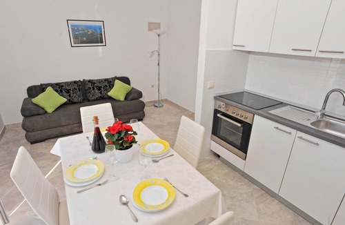 Sutivan Apartment | One bedroom apartment with balcony and sea view Sutivan, Brač (A-752-d)