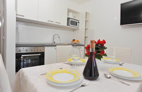 Sutivan Apartment | One bedroom apartment with balcony and sea view Sutivan, Brač (A-752-d)
