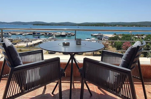 Turanj Apartment | One bedroom apartment with balcony and sea view Turanj, Biograd (A-25338-c)