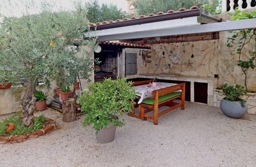 Kornic Apartment | One bedroom apartment with terrace Kornić, Krk (A-415-a)