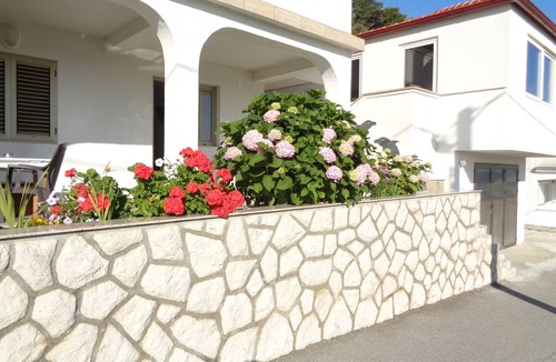 Rab Town Apartment | One bedroom apartment with terrace and sea view Lopar, Rab (A-17103-b)