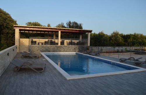 Vinisce Apartment | One bedroom apartment with a swimming pool Cove Ljubljeva, Trogir (A-14314-b)