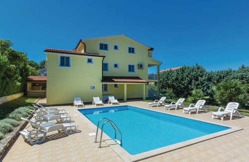 Mugeba Apartment | One bedroom apartment with a swimming pool Valkarin, Poreč (A-24238-a)