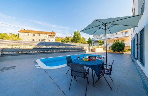 Lukoran Apartment | One bedroom apartment with a swimming pool Lukoran, Ugljan (A-23933-c)