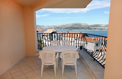 Mastrinka Apartment | One bedroom apartment with terrace and sea view Mastrinka, Čiovo (A-4836-c)
