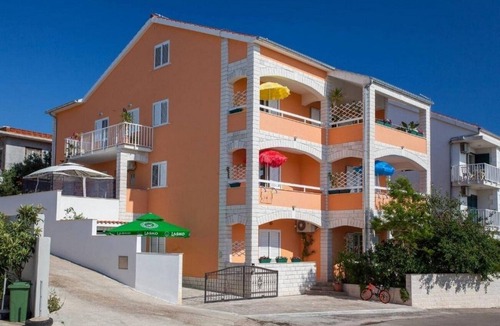 Krizna luka Apartment | One bedroom apartment with hot tub Hvar (A-21877-d)