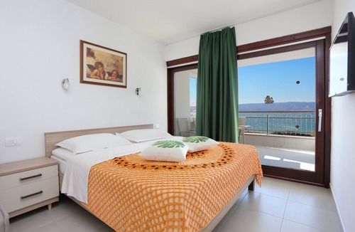 Duce Apartment | One bedroom apartment with terrace and sea view Duće, Omiš (A-2737-f)