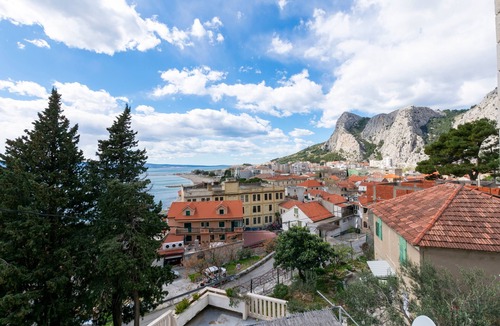 Omis Apartment | One bedroom apartment with terrace and sea view Omiš (A-20787-d)