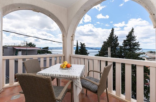 Omis Apartment | One bedroom apartment with terrace and sea view Omiš (A-20787-d)