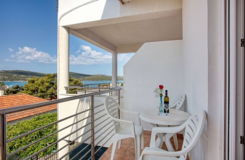 Tijesno Apartment | One bedroom apartment with balcony and sea view Tisno, Murter (A-4295-b)