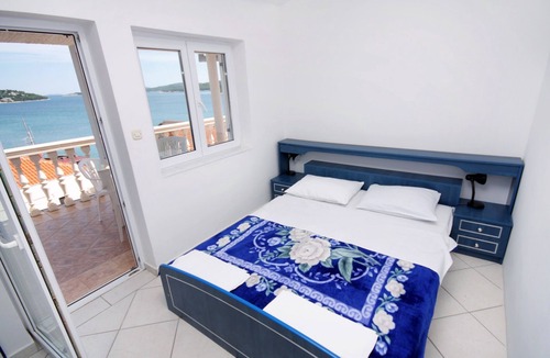 Tijesno Apartment | One bedroom apartment with terrace and sea view Tisno, Murter (A-5086-c)