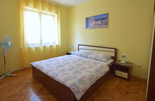 Kornic Apartment | One bedroom apartment with terrace Kornić, Krk (A-19400-c)
