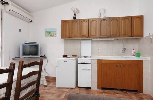 Tice Apartment | One bedroom apartment with balcony and sea view Nemira, Omiš (A-5884-c)