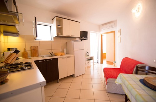 Tice Apartment | One bedroom apartment with terrace and sea view Nemira, Omiš (A-13055-b)