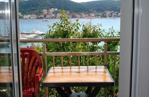 Supetarska Draga Apartment | One bedroom apartment with balcony and sea view Supetarska Draga - Gornja, Rab (A-21380-a)