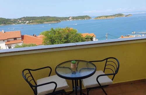 Supetarska Draga Apartment | One bedroom apartment with balcony and sea view Supetarska Draga - Gornja, Rab (A-13645-b)