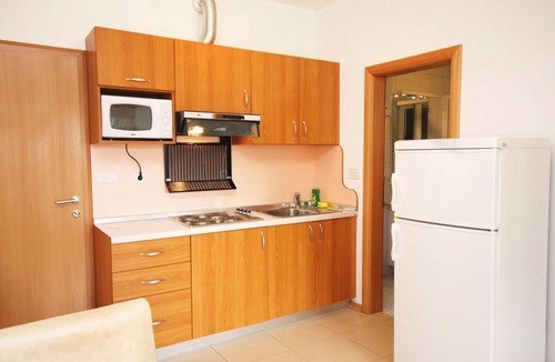 Kampor Apartment | One bedroom apartment with a swimming pool Palit, Rab (A-3210-a)