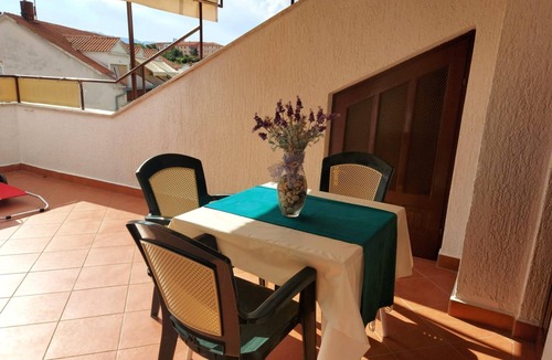 Palit Apartment | One bedroom apartment with terrace and sea view Palit, Rab (A-15794-b)