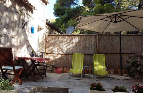 Milna Apartment | One bedroom apartment with terrace and sea view Milna (Vis) (A-8490-a)