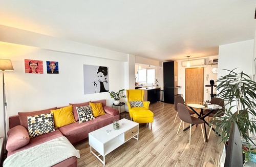Old City Apartment | Opera Sunrise zentrale moderne Balkonwohnung by Interhome