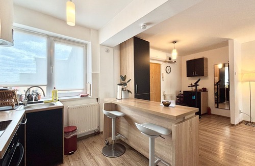 Old City Apartment | Opera Sunrise zentrale moderne Balkonwohnung by Interhome