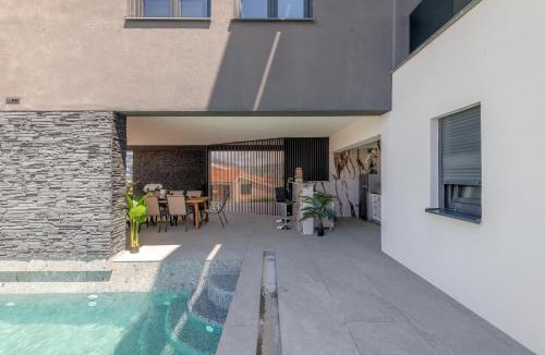 Mejasi House | Panorama Coastal Haven