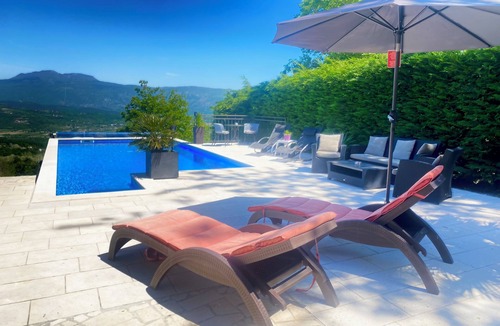 Pican House | Panoramic holiday house with pool