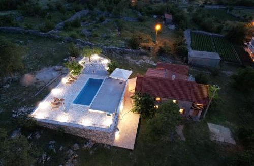 Klis House | Patakun holiday home for 5, with heated pool