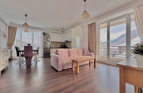 Centrul Vechi Apartment | Peaceful 2-Bedroom Apartment with Stunning View of the Brasov Mountains