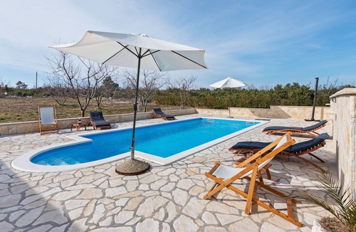 Benkovac Cottage | Peaceful Cottage in Benkovac with Swimming Pool