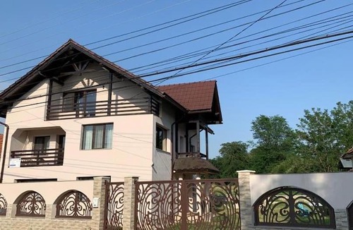 Tirgu Jiu House | Pensiunea Dij Valea Șușiței, Safarii Jepp Offroad Ghid Turistic, Climbing, Rafting, Paragliding