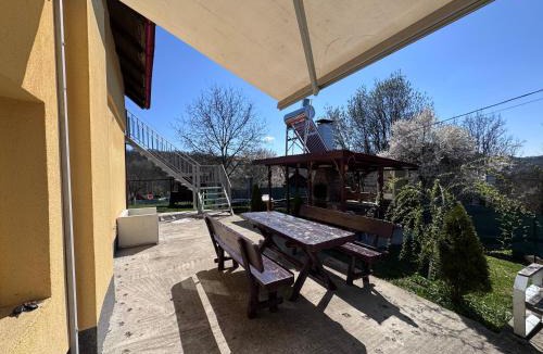 Valea Danului House | Pensiunea Valea Veveritelor