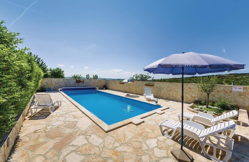 Pakostane Apartment | Pet friendly apartment in Vrana