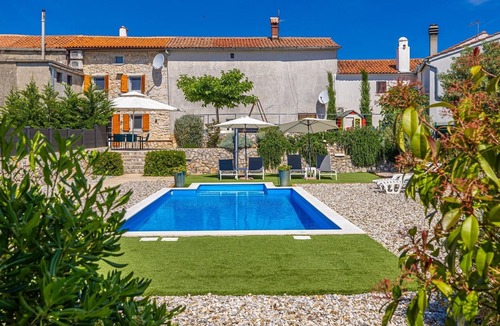 Brzac House | Pet-Friendly Holiday Home Mare with Pool – The Perfect Family Retreat Amidst Nature’s Tranquility