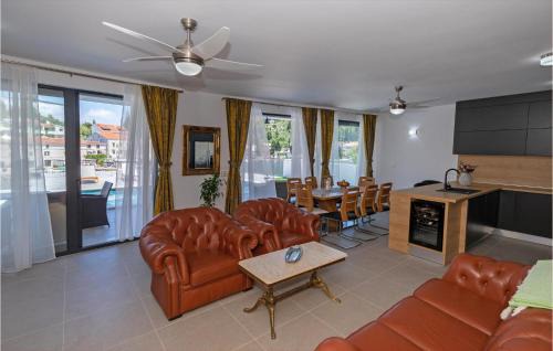 Blace House | Pet Friendly Home In Blace