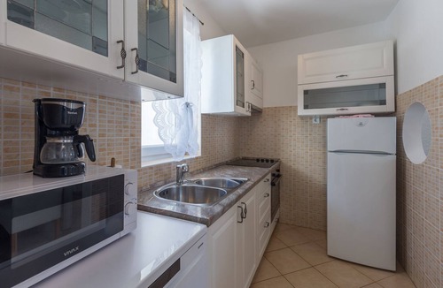 Brulo House | Picturesque, dog-friendly holiday home just 400 metres from the beach with BBQ, cot