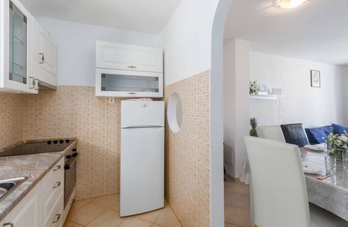 Brulo House | Picturesque, dog-friendly holiday home just 400 metres from the beach with BBQ, cot