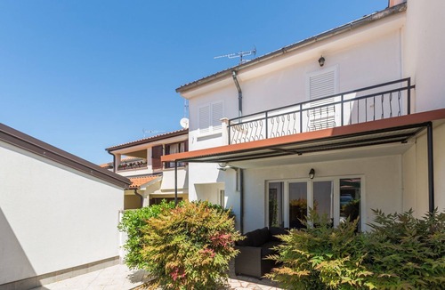 Brulo House | Picturesque, dog-friendly holiday home just 400 metres from the beach with BBQ, cot