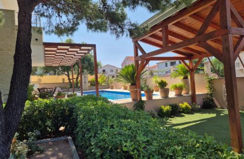 Pakostane Villa | Pine Tree Villa