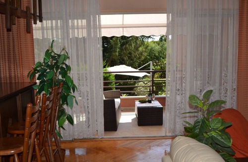 Umag Apartment | Pink apartment with two terraces, garden, a stone's throw from the beach