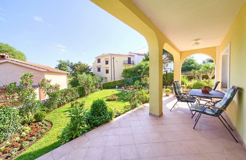 Porat Apartment | Pleasant Apartment in Vantacici amid the Sea