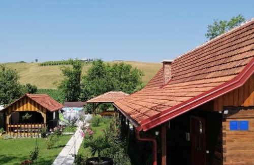 Radoboj House | Pod orehom drvena kuća i sauna