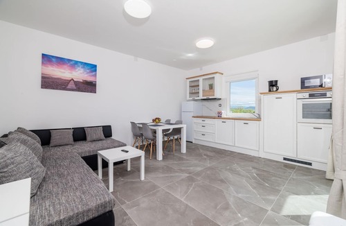 Kras Apartment | Pool with salt electrolysis not far from the healing mud bay