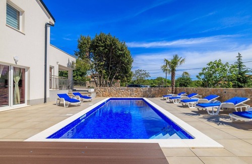 Kras Apartment | Pool with salt electrolysis not far from the healing mud bay