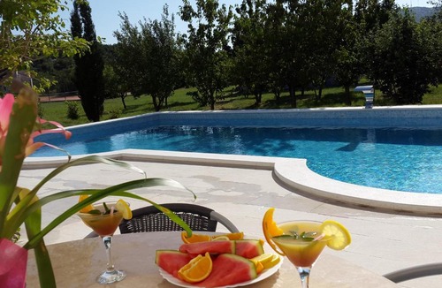 Neoric Apartment | Poolincluded Villa apartment Neoric