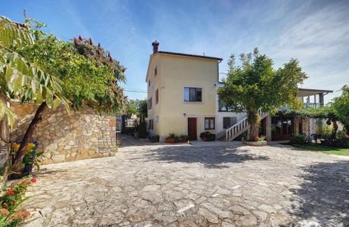 Kanfanar Apartment | Preiswerte und schöne Ferienwohnung mit Pool, WLAN, Terrasse und Grill