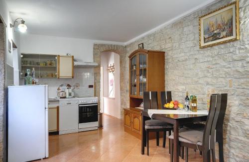 Kanfanar Apartment | Preiswerte und schöne Ferienwohnung mit Pool, WLAN, Terrasse und Grill