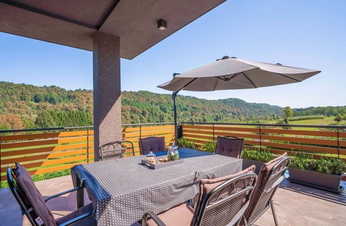 Bosiljevo House | Private Villa with A/C, hot tub, WIFI, private pool, TV, terrace, pets allowed, panoramic view